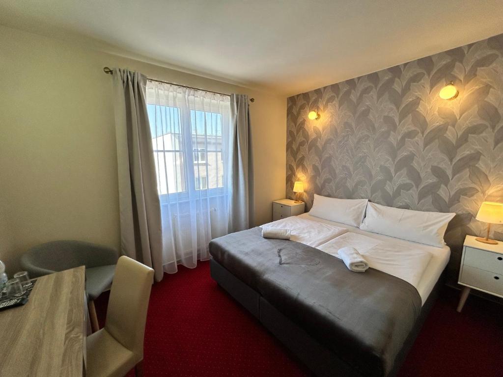 Postel nebo postele na pokoji v ubytování Hotel Brixen