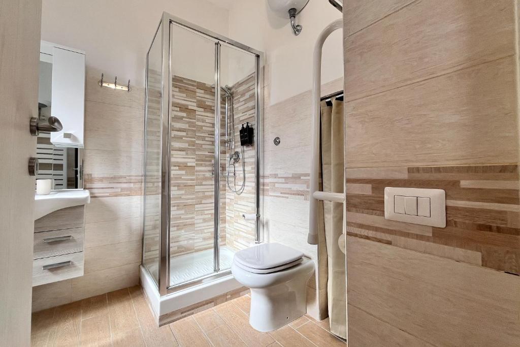 un bagno con wc e doccia in vetro di Le dimore di Traiano a Civitavecchia