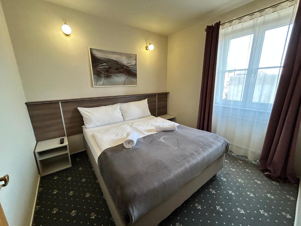 Postel nebo postele na pokoji v ubytování Hotel Brixen