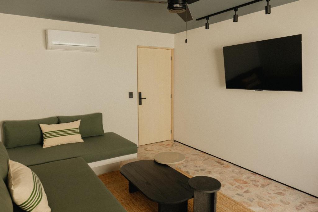 TV a/nebo společenská místnost v ubytování Ixum, Casa Hotel Boutique
