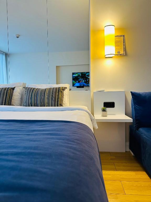 Postel nebo postele na pokoji v ubytování Orbi City Luxury Apartment