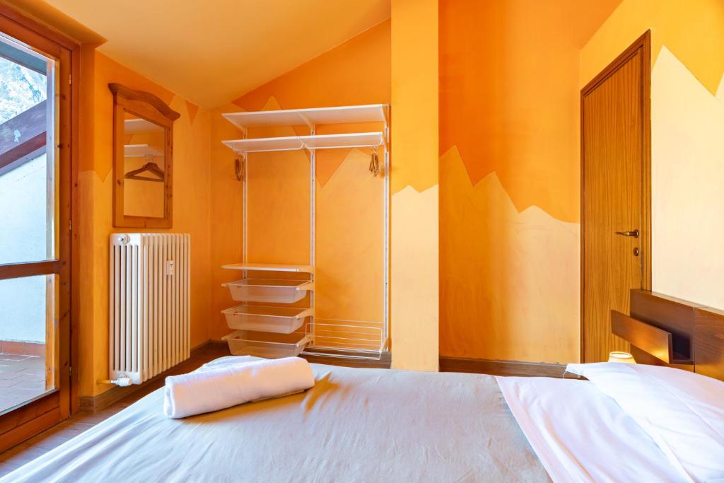 Postel nebo postele na pokoji v ubytování Spacious mountain view attic apartment