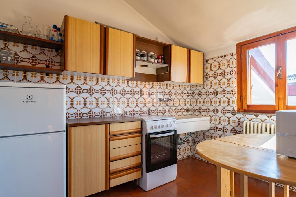 Kuchyň nebo kuchyňský kout v ubytování Spacious mountain view attic apartment