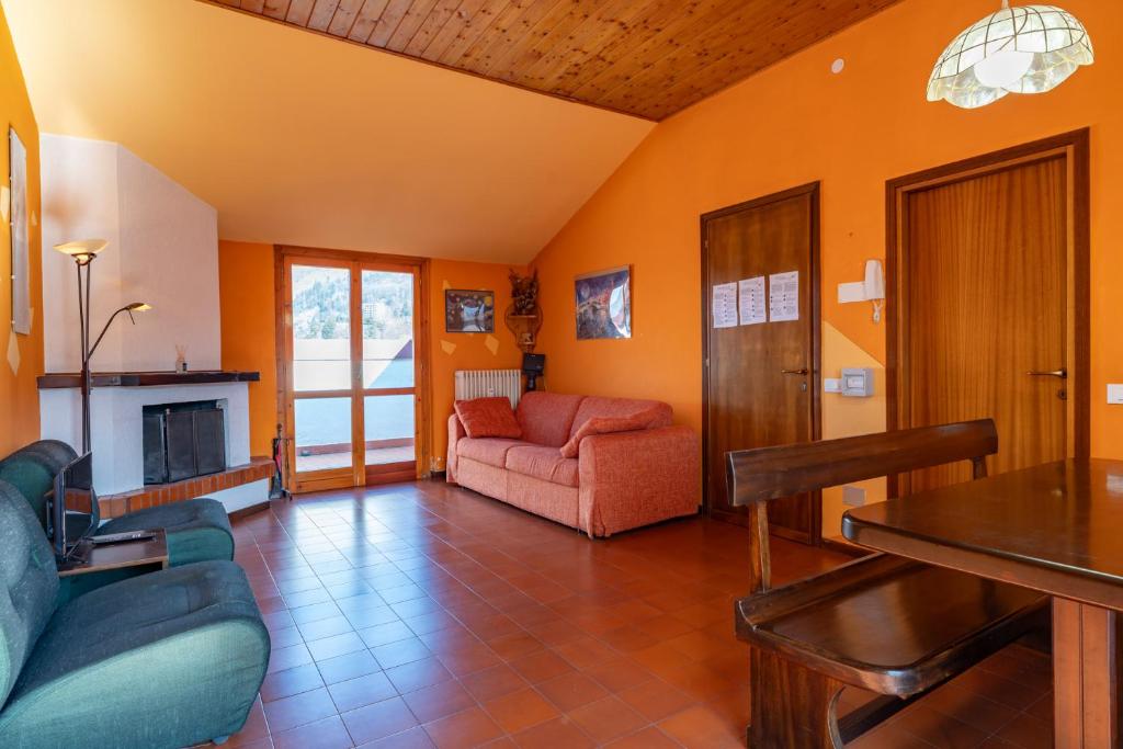 Posezení v ubytování Spacious mountain view attic apartment