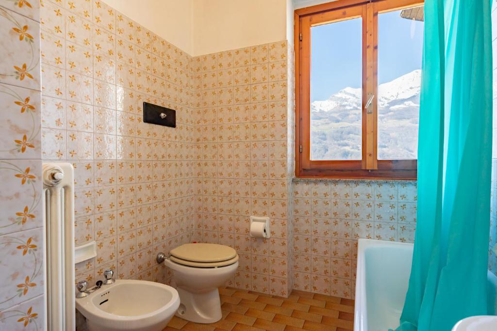 Koupelna v ubytování Spacious mountain view attic apartment