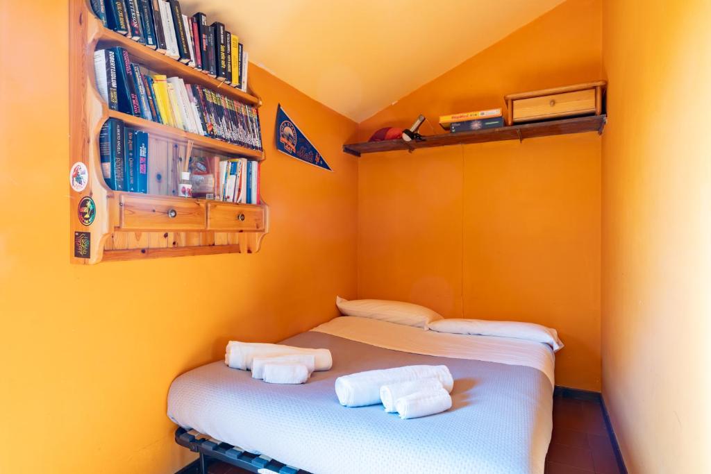 Postel nebo postele na pokoji v ubytování Spacious mountain view attic apartment