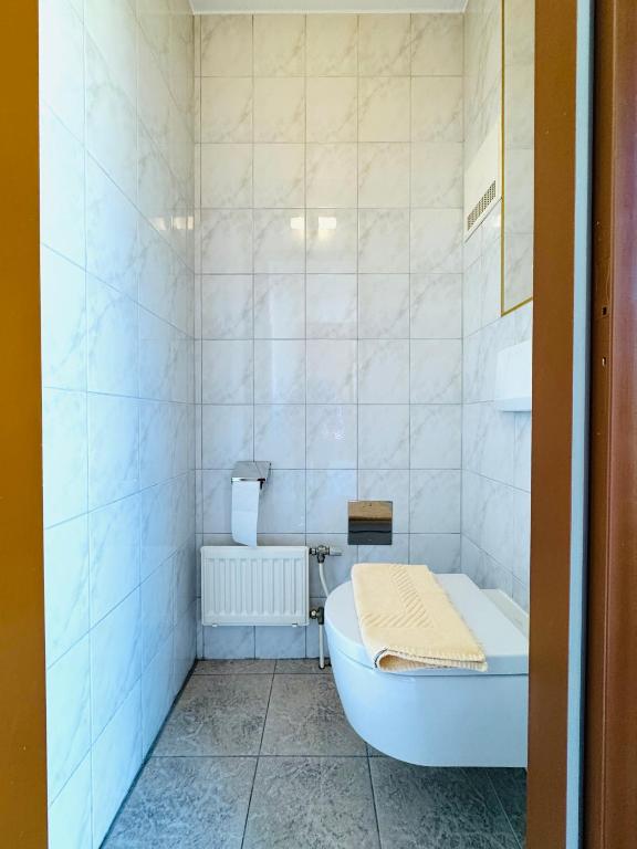 Kopalnica v nastanitvi E&C Pension Rooms