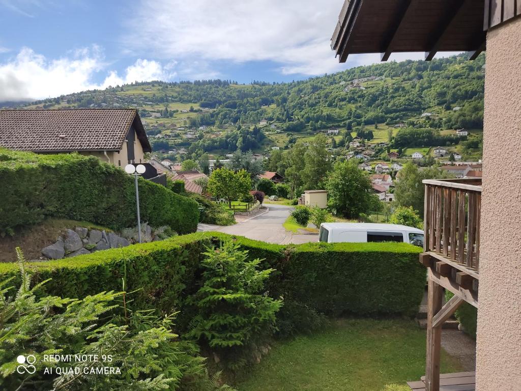 une maison avec vue sur la montagne dans l'établissement Chez GéGé, à La Bresse