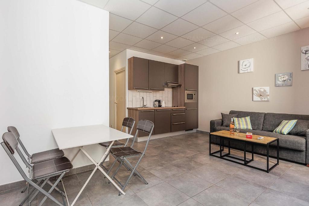 un salon avec un canapé et une table dans l'établissement Residence Aout 32, à Cannes