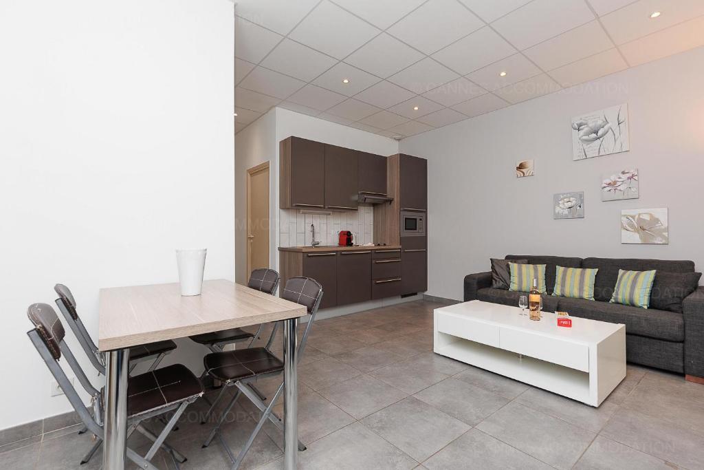 un salon avec une table et un canapé dans l'établissement Residence Aout 12, à Cannes