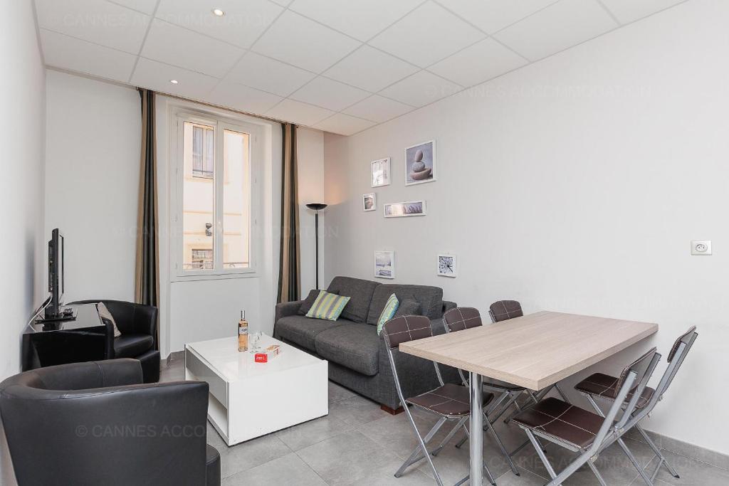 un salon avec une table et un canapé dans l'établissement Residence Aout 21, à Cannes