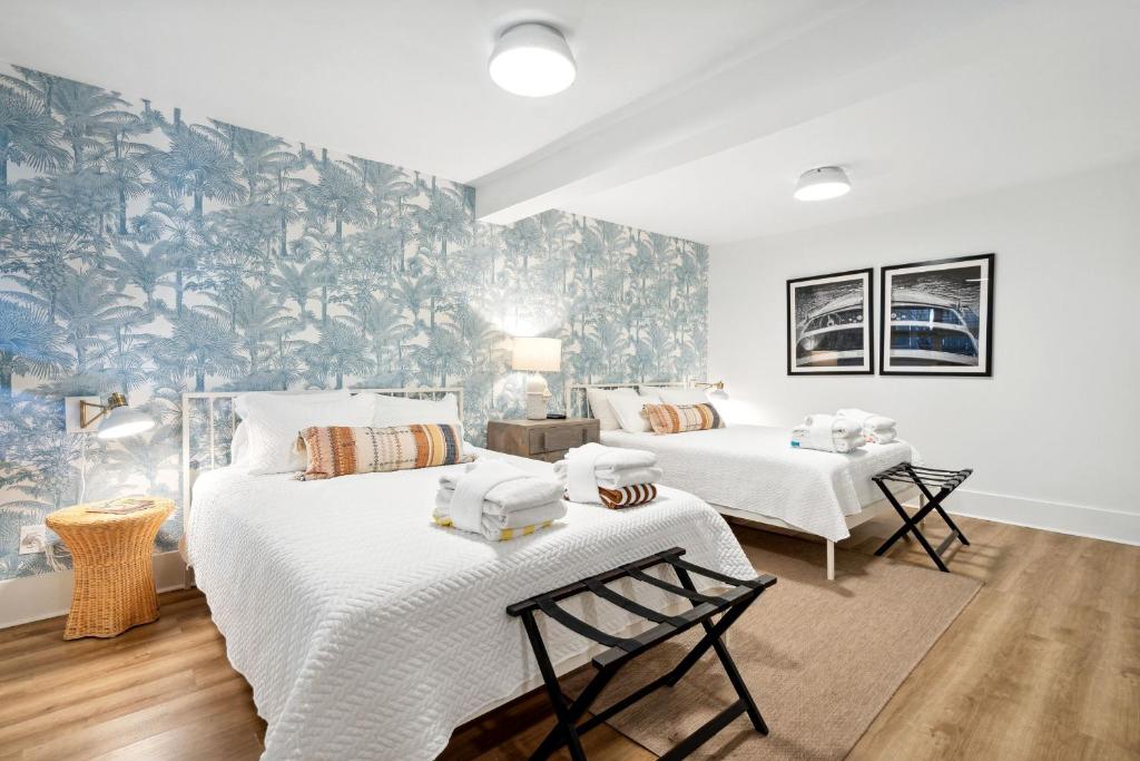 Giường trong phòng chung tại Folliday Inn- The Coronado- Room 11