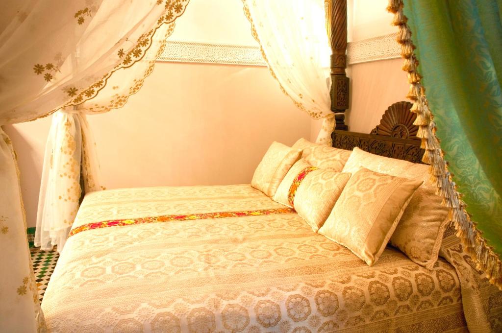 A bed or beds in a room at Riad-Boutique Borj Dhab Fez