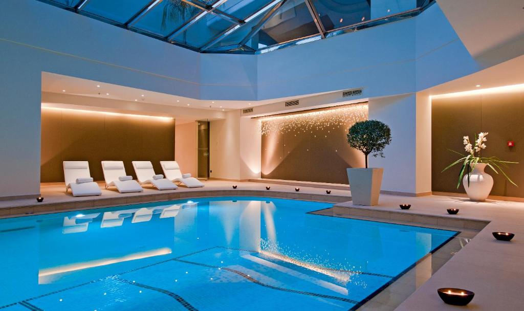 Bazén v ubytování Porto Platanias Beach Resort & Spa nebo v jeho okolí