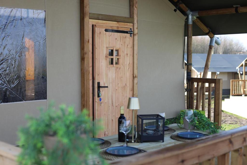 Fotografie z fotogalerie ubytování Safaritent Wood XL met tuinzicht v destinaci Nieuwe Wetering