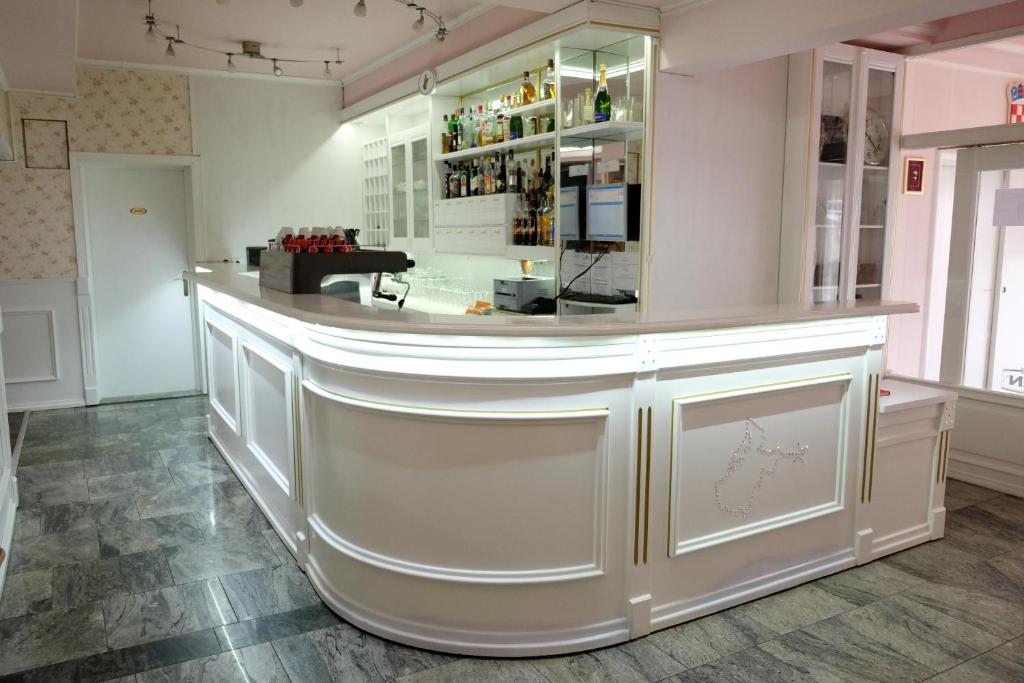 - un bar dans une salle avec un comptoir dans l'établissement Bed & Breakfast Vila Stanišić, à Požega