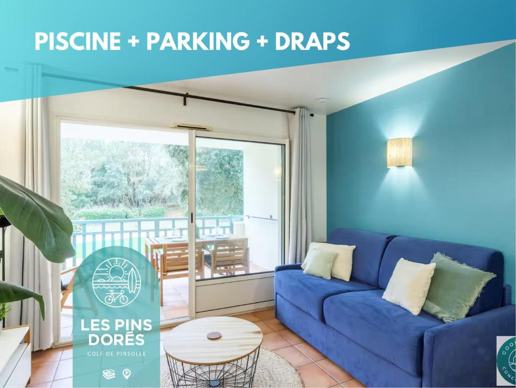 un salon bleu avec un canapé bleu et une table dans l'établissement Les Pins dorés le petit nid douillet et cosy, à Soustons