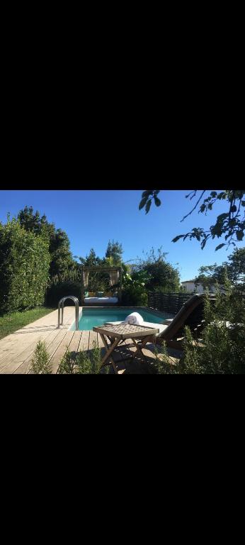 - une piscine avec une table de pique-nique à côté d'une table de pique-nique dans l'établissement Jolie pavillon avec jardin privé, à Cagnes-sur-Mer