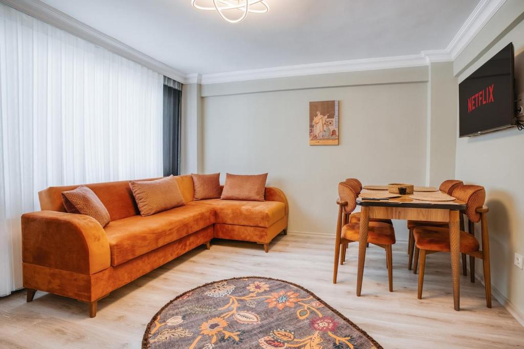 een woonkamer met een bank en een tafel bij SULTANAHMET oldcity nice suite in Istanbul