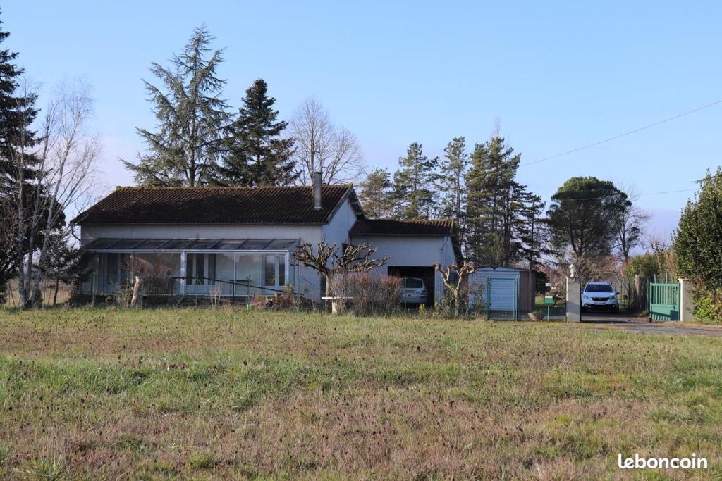 une maison dans un champ à côté d'un champ dans l'établissement Maison de campagne dans le vignoble Gallacois, à Gaillac