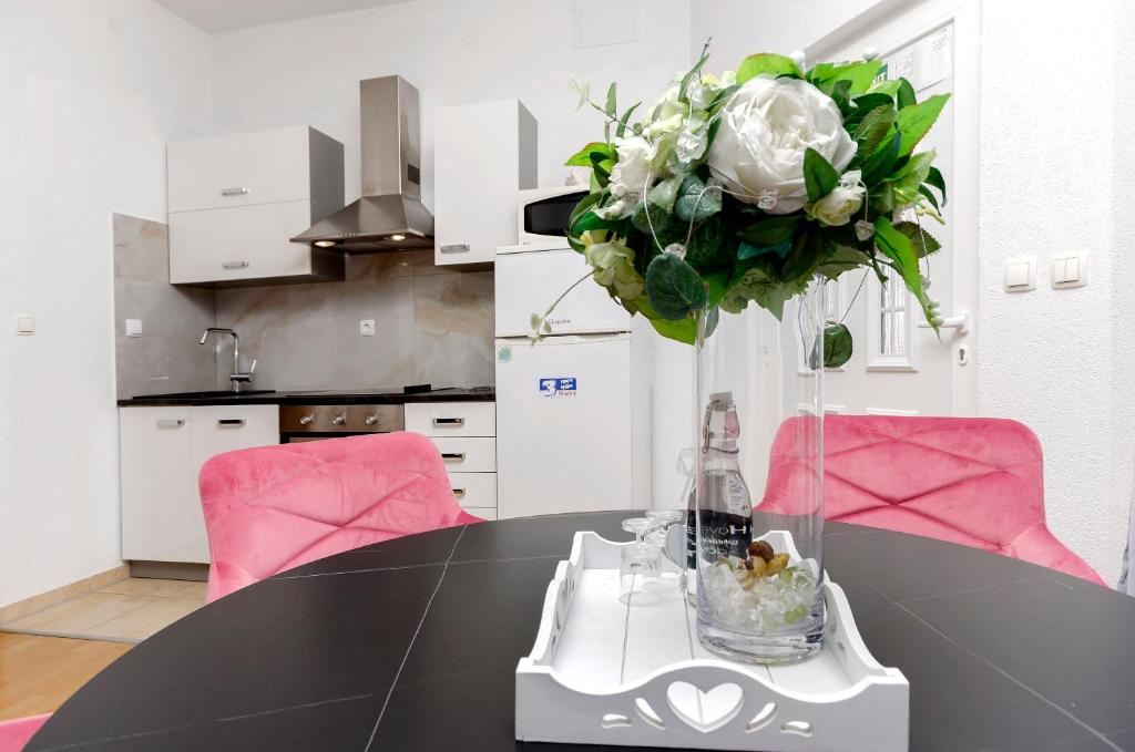 Kuchyň nebo kuchyňský kout v ubytování Apartments Ani