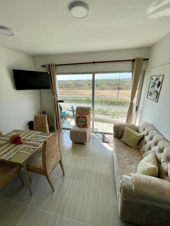 Charming apartment in Cartagena في Puerto Tierrabaja: غرفة معيشة مع أريكة وطاولة