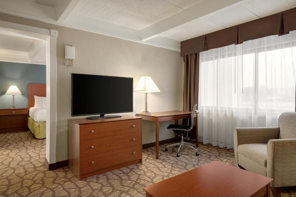 AmericInn by Wyndham Grand Rapids Airport North photo