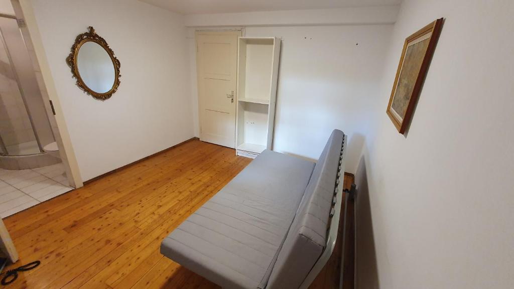 Posezení v ubytování Cosy Private room with free Gated Parking