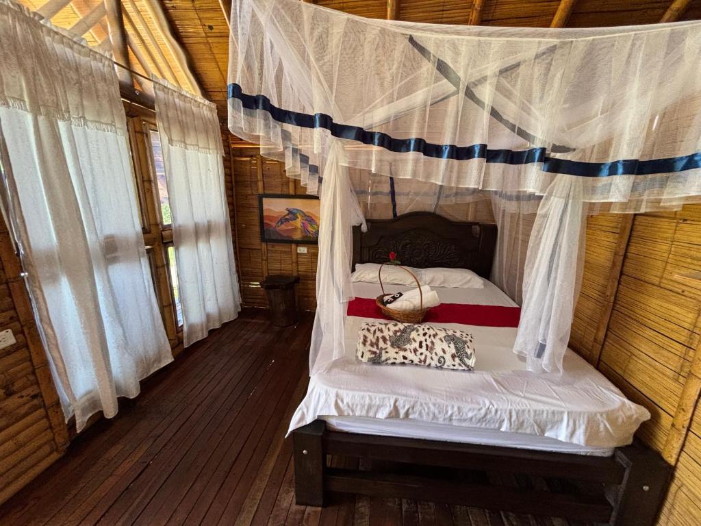 Postel nebo postele na pokoji v ubytování La isla, Cabañas campestres
