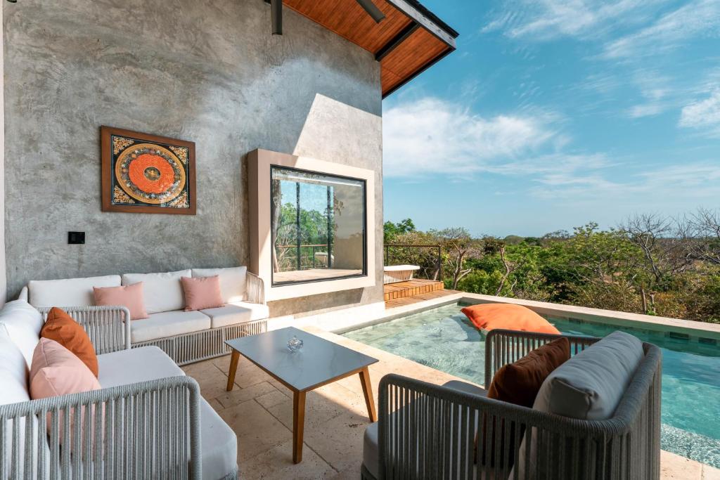 Bazén v ubytování Alaya Yoga & Surf & Retreat nebo v jeho okolí