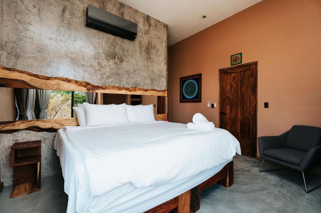 Postel nebo postele na pokoji v ubytování Alaya Yoga & Surf & Retreat