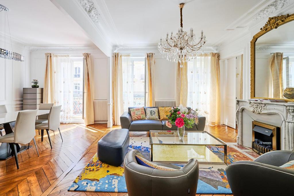 un salon rempli de meubles et d'une cheminée dans l'établissement Luxury Royal Suite, 118 square meters, notre dame, 3 bedrooms, à Paris