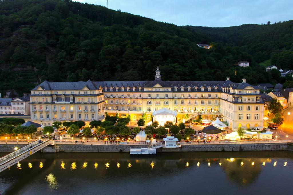 een uitzicht op een groot gebouw naast een waterlichaam bij Häcker's Hotel in Bad Ems