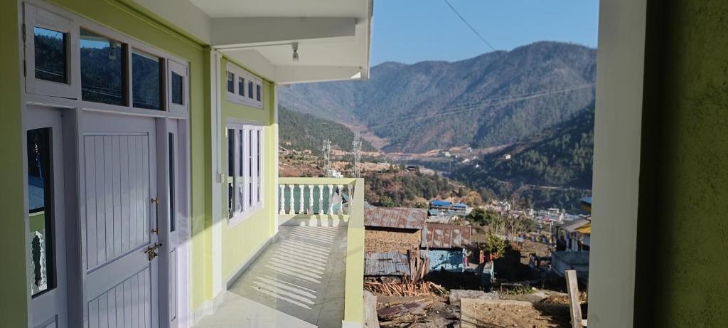 un balcon d'une maison avec vue sur les montagnes dans l'établissement Green Tara Homestay, à Dirang Dzong
