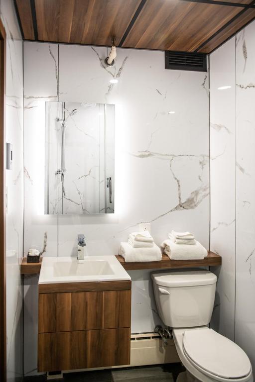 Koupelna v ubytování Hotel Chicoutimi, affilié à Hyvi