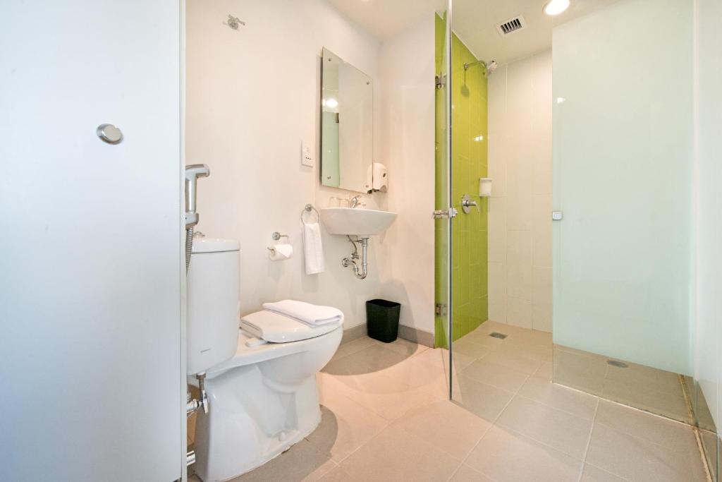 Koupelna v ubytování Whiz Prime Hotel Hasanuddin Makassar