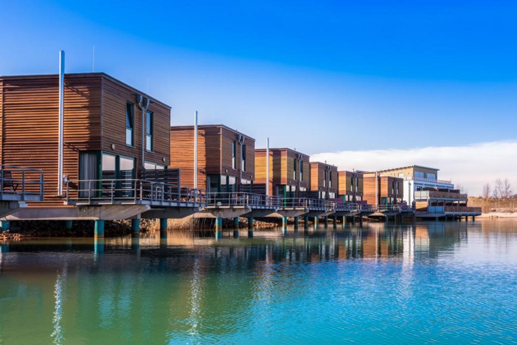 a row of houses on a dock on the water at LAGOVIDA Hafenhaus b am Störmthaler See in Großpösna
