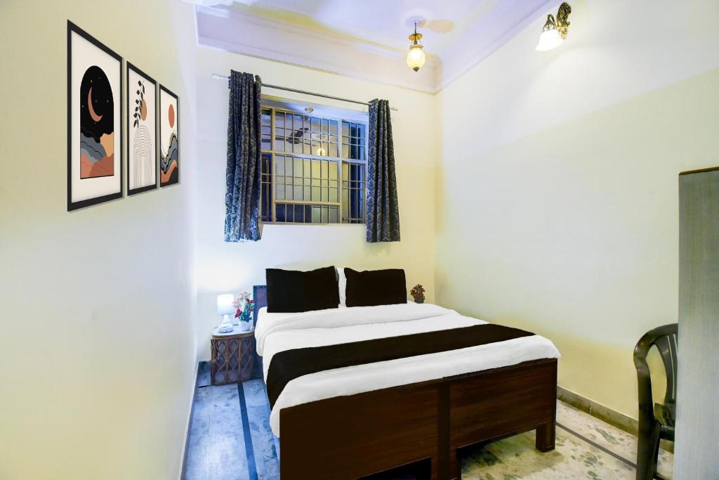 a bedroom with a bed and a window at Super Hotel O Sikar Road Jaipur Formerly Garg Niwas in Jaipur
