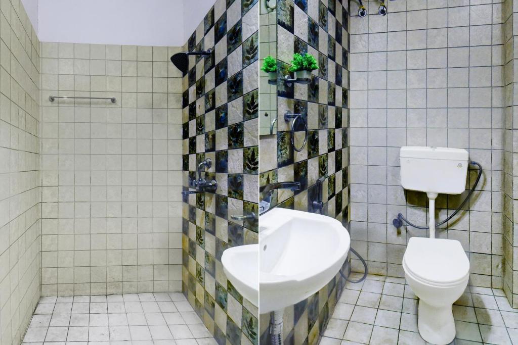 a bathroom with a toilet and a sink at Super Hotel O Sikar Road Jaipur Formerly Garg Niwas in Jaipur
