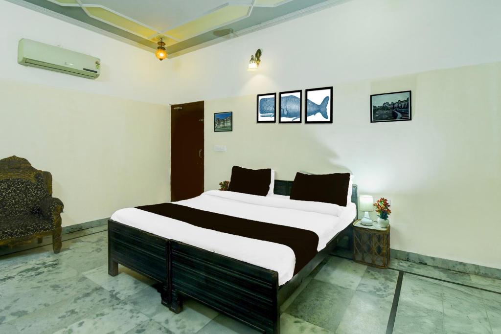 a bedroom with a large bed in a room at Super Hotel O Sikar Road Jaipur Formerly Garg Niwas in Jaipur