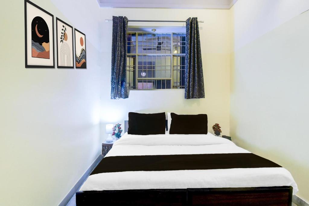 a bedroom with a bed and a window at Super Hotel O Sikar Road Jaipur Formerly Garg Niwas in Jaipur