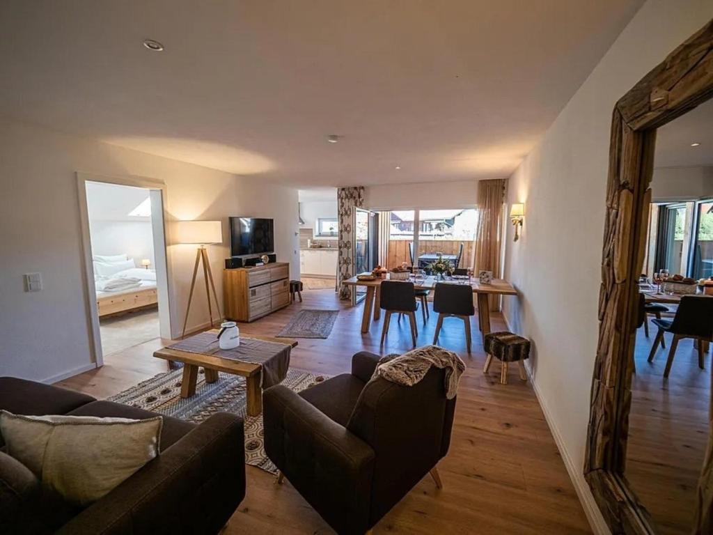 普夫龙滕Ferienwohnung Breitenbergblick - Haus Alpentenne, Pfronten的客厅里有一张沙发和一张桌子。