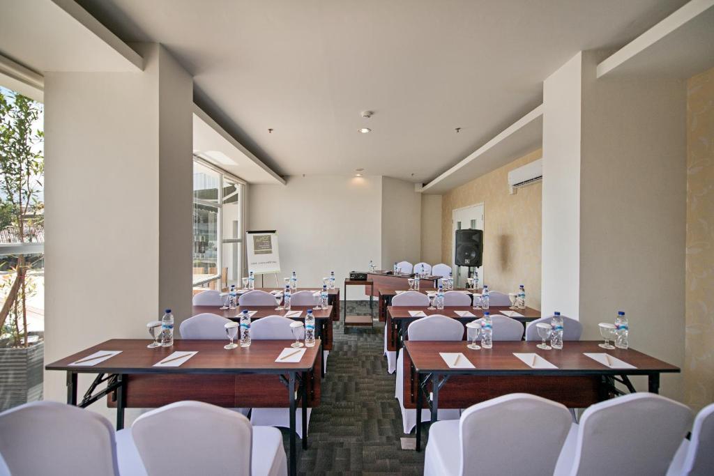 Restaurace v ubytování Whiz Prime Hotel Hasanuddin Makassar
