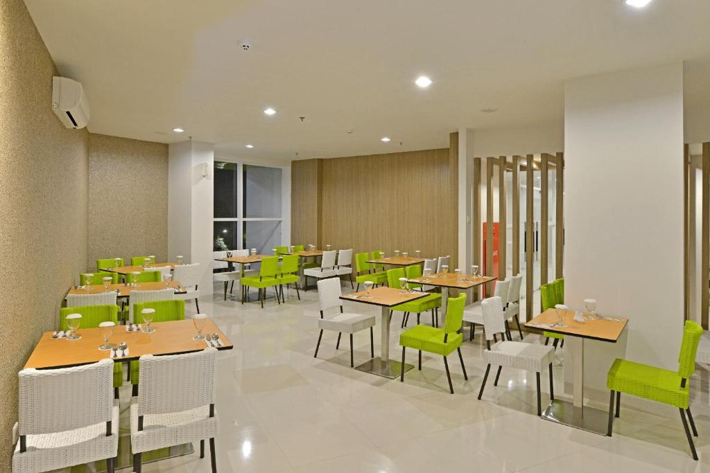 Posezení v ubytování Whiz Prime Hotel Hasanuddin Makassar