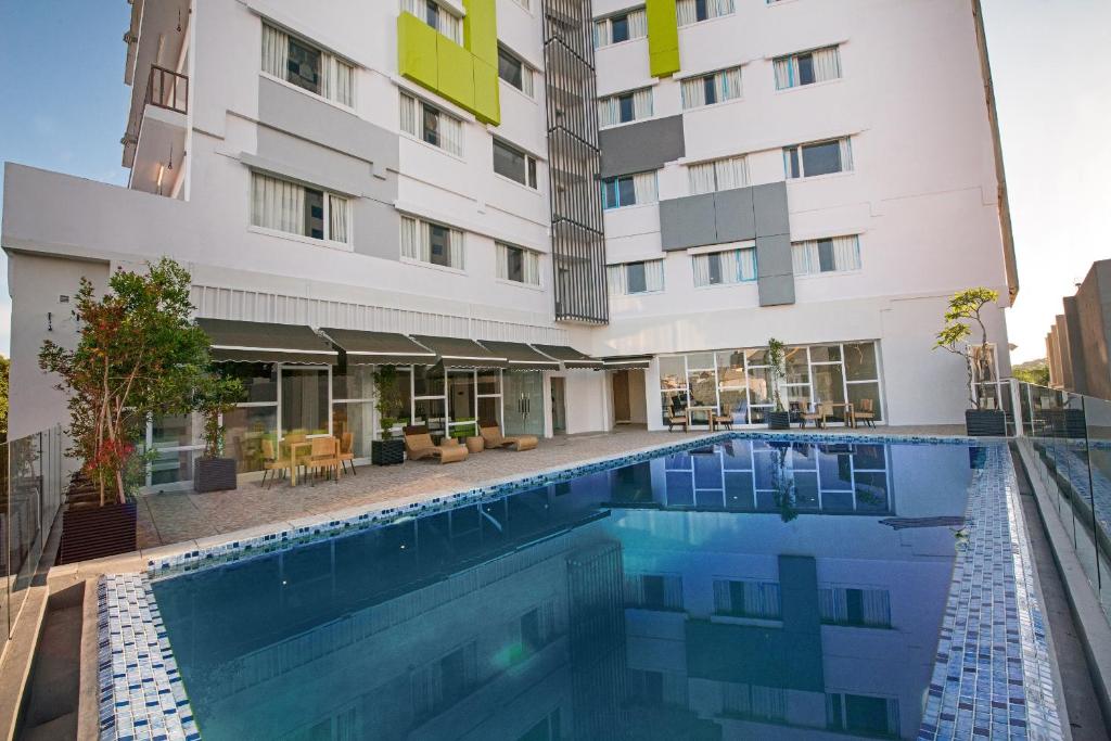 Bazén v ubytování Whiz Prime Hotel Hasanuddin Makassar nebo v jeho okolí