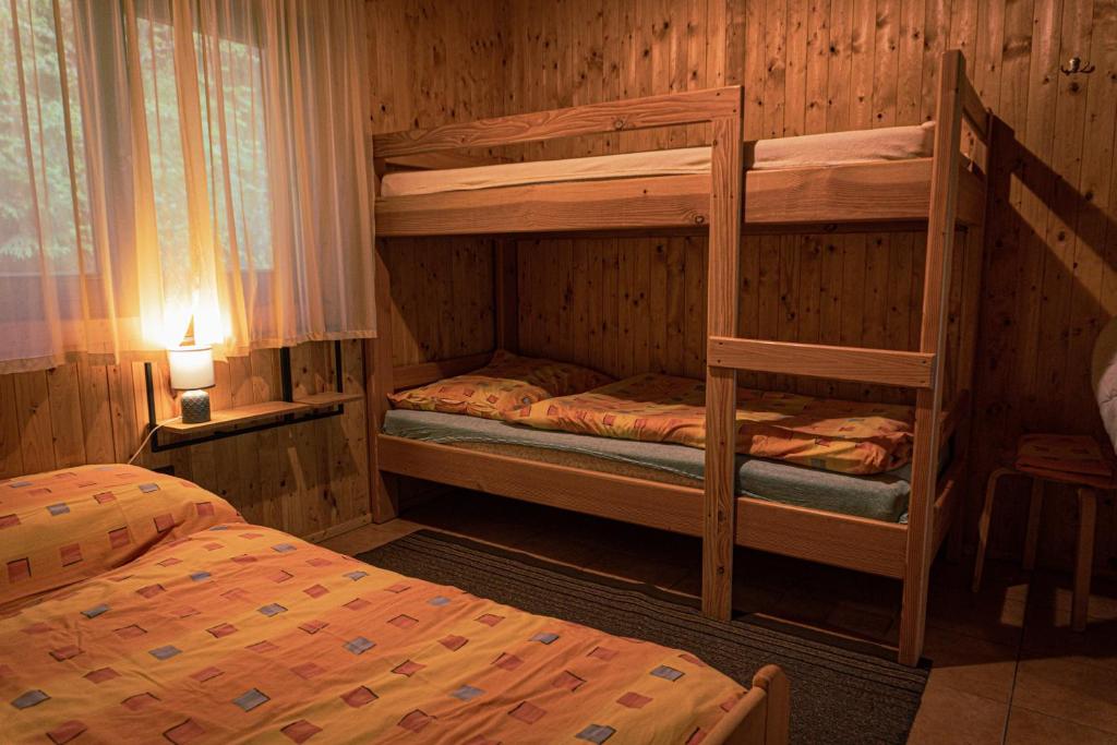 Postel nebo postele na pokoji v ubytování Komáří Louka
