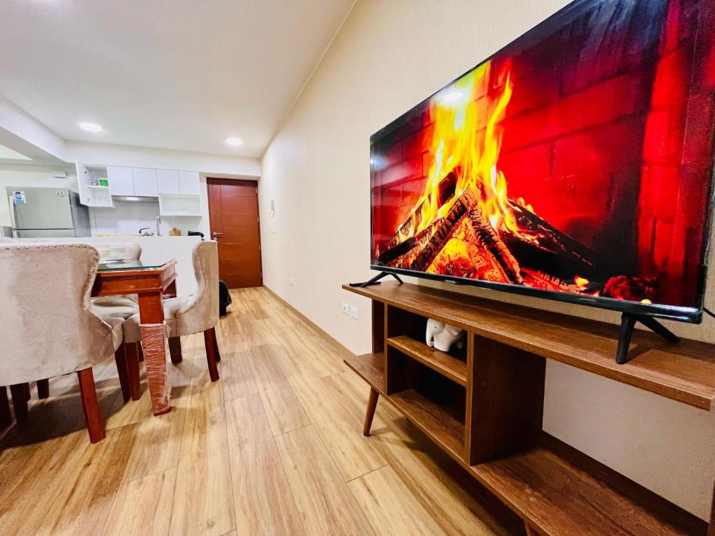 Μια τηλεόραση ή/και κέντρο ψυχαγωγίας στο Amplia habitación con baño propio en Centro de Lima