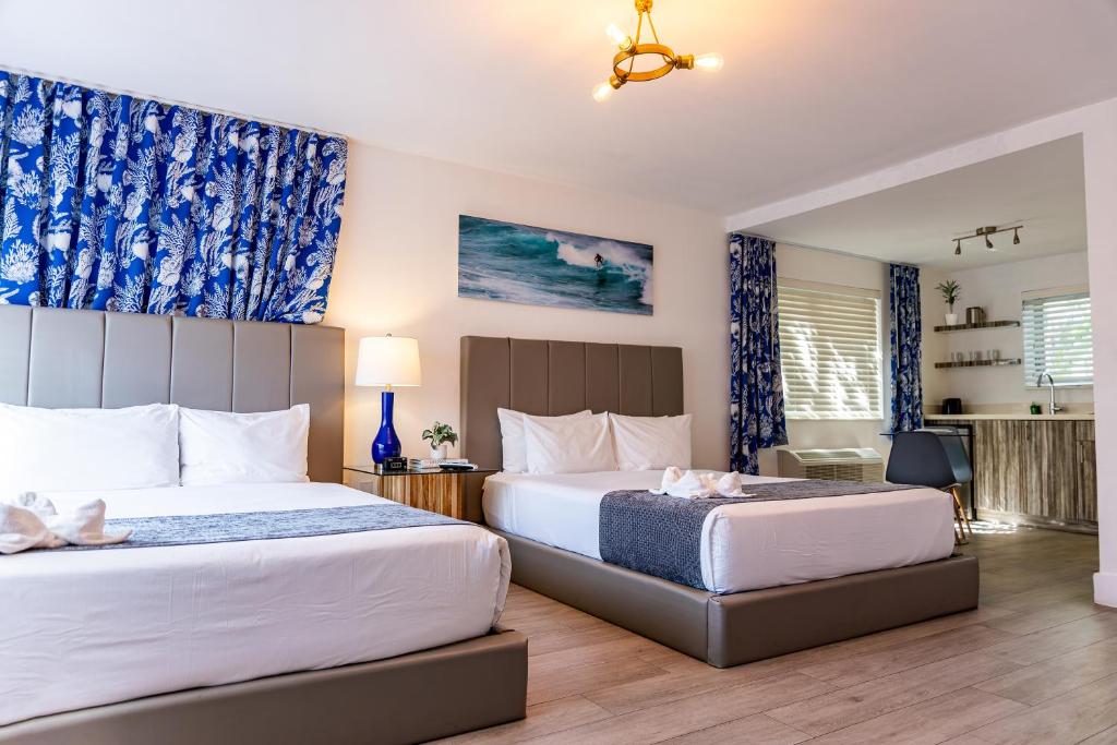Postel nebo postele na pokoji v ubytování Beachside All Suites Hotel