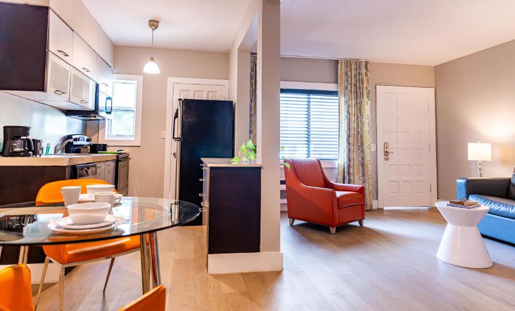 Kuchyň nebo kuchyňský kout v ubytování Beachside All Suites Hotel