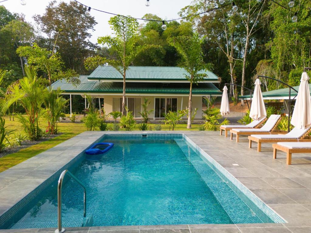 Bazén v ubytování Paradiselodge Casa Romantica nebo v jeho okolí